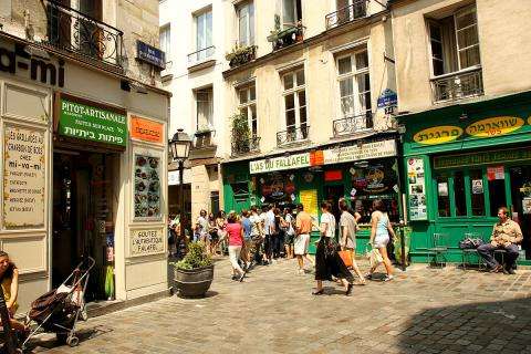 La rue des Rosiers, vivante, gourmande et branchée