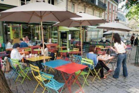 Déjeuner sur une jolie terrasse de restaurant à Paris