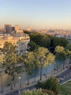 A magical and romantic stroll along the Canal Saint-Martin